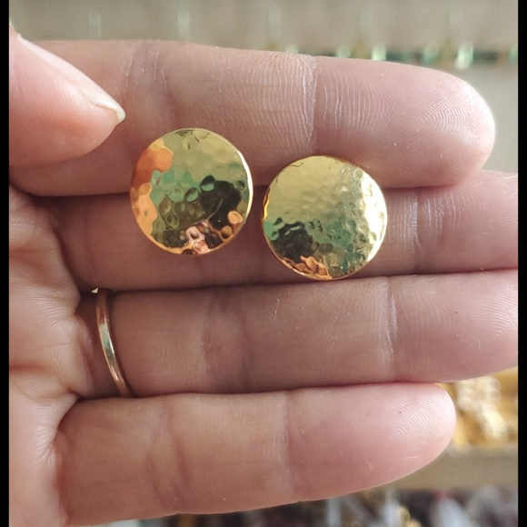 MONET (c) Hammered Clip On Vintage Earrings - Picture 6 of 6